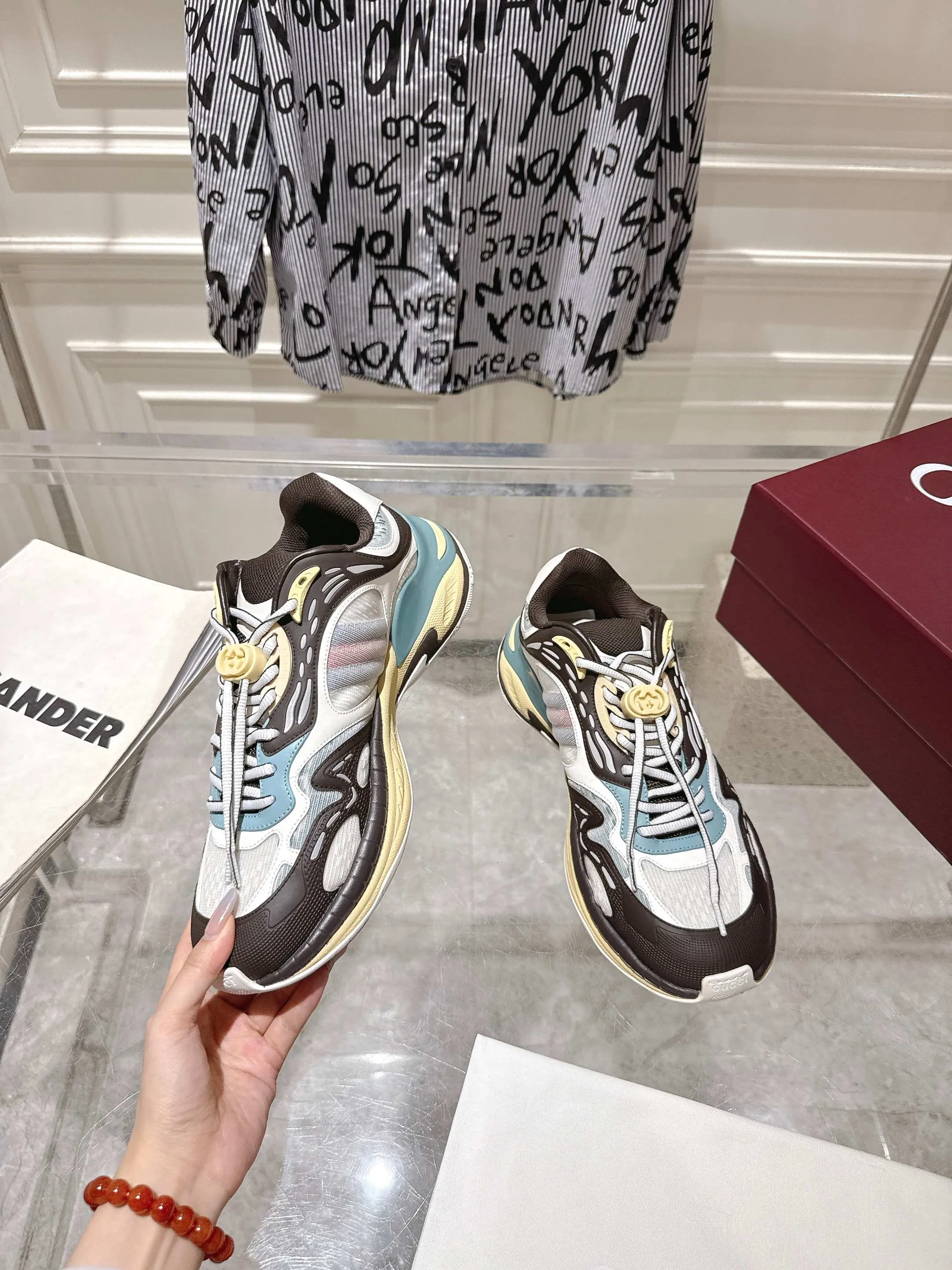 👟👟Ex-factory price 980👟👟Upgraded version with airplane case Gucci Gucci 25ss hot new style couple style retro sports shoes dad shoes This Gucci 2.0 reinterprets the brand's iconic striped webbing elements. This new interpretation of iconic details uses EVA thick soles with a smart silhouette, bringing a stable and comfortable wearing experience. Delivered in exquisite packaging. Fabric: Made of original imported cowhide/technical fabric. Inner foot pad: Breathable mesh. Heel height: 4cm. Sole: Original customized ultra-light foam rubber outsole. Size: 35-45 (women's size 40, men's size 45, custom-made, non-returnable)